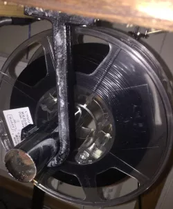 Hanging spool holder for table