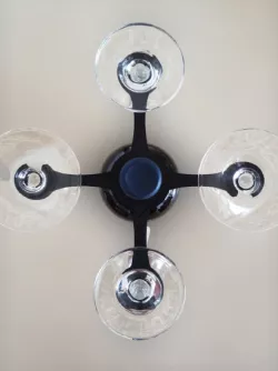 4 wine glasses stand