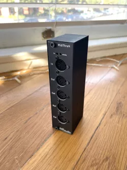 Enclosure for MIDI Thru 1in -> 4out splitter by Deftaudio