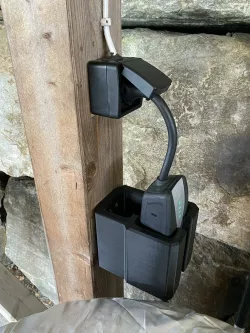 Tesla UMC Mount with cable relief