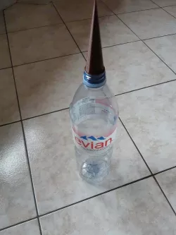 watering spike / pointe arrosage bouteille evian