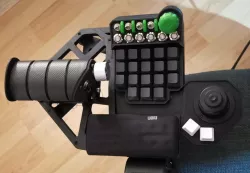 CtrlAltG13 modular - a Logitech G13 derivate + some stuff attached (defender cobra m5)