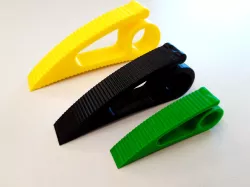 Flexible wedge locking the door