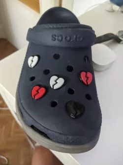 Pin crocs broken heart
