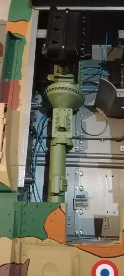 Intérieur du char R35 / Interior of the R35 tank