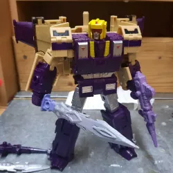 Bigger sword & gun for Legacy Blitzwing