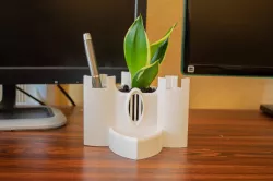 Castle pot with drainage system