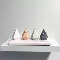 Diamond ring stand