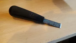 Handle for using broken saw blades