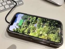 iPhone 12 and iPhone 12 Pro: wireless charging station with case