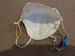 Yet another clasp for facemasks