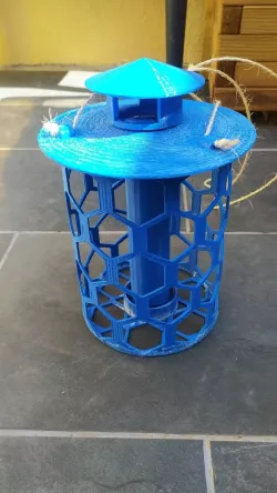 Small Bird Feeder / Mangeoire pour petits oiseaux
