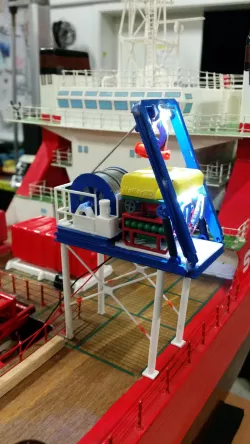 ROV Diving Robot with HS Type A 1:75 Ship Model