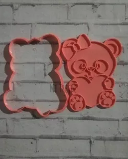 Oso panda cortante y marcador