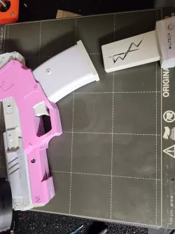 Rebecca,s pistol cyberpunk edgerunner