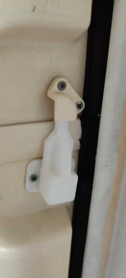 Caravan door latch for split doors