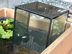 Floating aquarium legs