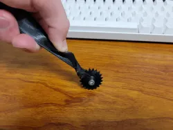 Sewing tracing wheel, no supports, prints in 2 pieces, 1 x M3 bolt and nut required.