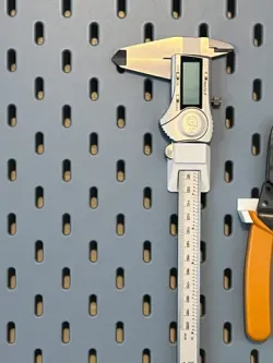 SKADIS Caliper Holder