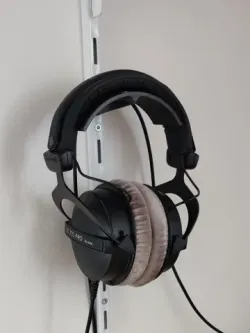 Single track shelf Headphone holder