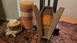 Rickroll Coffin ("For Dead Memes")