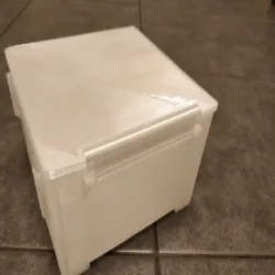 Stackable box with lid