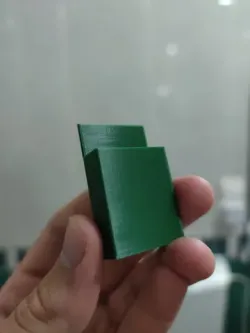 Razor blade holder
