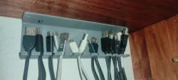 Držák na USB kabely