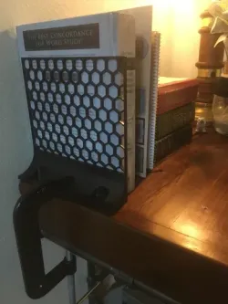 Hexagonal mesh book end