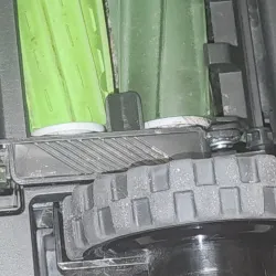 Latch - Roomba J7+ cleaning head roller latch