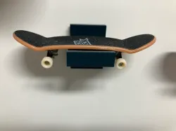 Stojánek na mini skateboard