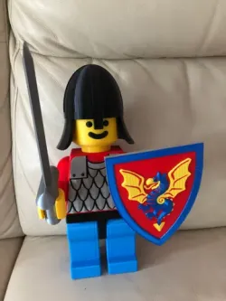 Scale up Shortsword and Black Knight Sculptured Triangular Shield (Multi-color)