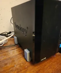 Synology DS218+ vibration-dampening legs