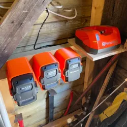 Holder for Husqvarna BLi battery