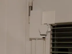 Motor controlled jalousie