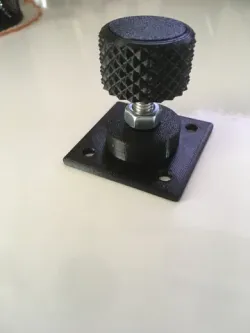 Pied réglable pour meuble