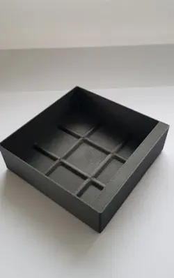 Assortment boxes with grid