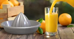 Exprimidor plástico de naranjas - Plastic orange squeezer