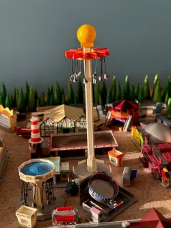 Funfair - tower chain carousel (z-scale)