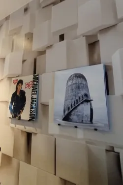 Vinyl wall mount