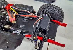 INJORA 275mm Chassis - Steering Servo Mount / Lenkservo-Halterung