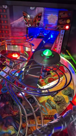 Godzilla extra flying saucer / Stern Pinball
