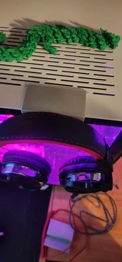 Lian Li O11 case headset holder