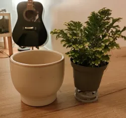 Stackable plant pot riser