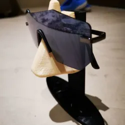 sunglasses stand (realistic nose)
