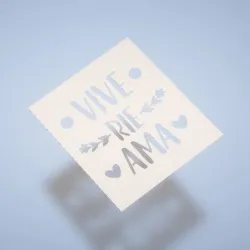 Stencil "vive rie ama".