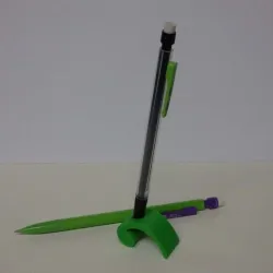 Pencil holder in the form of a comma / Porte crayon en forme de virgule