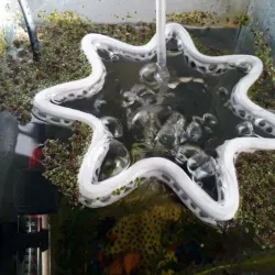 Wave breaker for aquarium