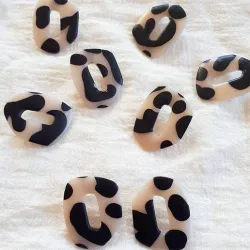 Cutting polymeric clay rings links