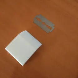 Razor blade holder - Simple scrapper